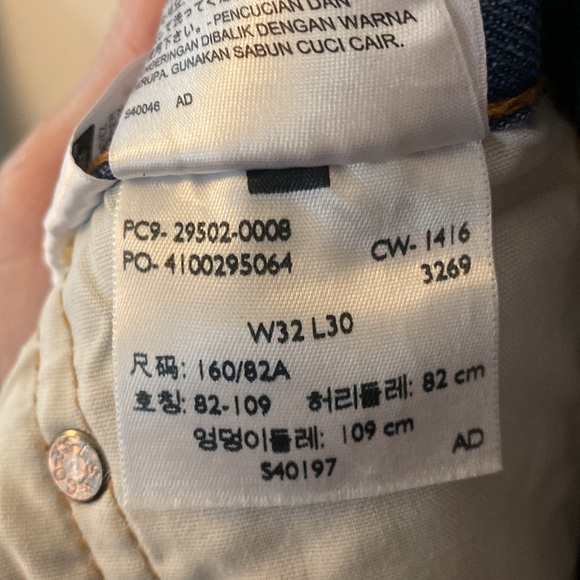 Levis distressed jeans - size 32 never worn - Picture 6 of 8